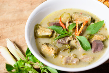 Thai green curry chicken (Kang Keaw Wan Kai) in a bowl on wooden, Thai food
