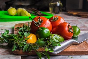 Tomates, Locotos y hojas de quirquiña para preparar salsa picante Boliviana
