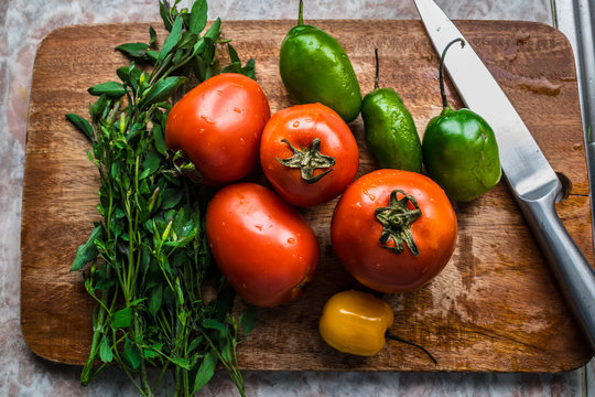 Tomates, Locotos y hojas de quirqui&ntilde;a para preparar salsa picante Boliviana