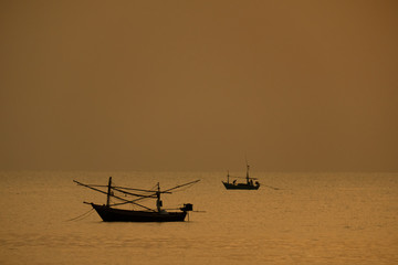 Obraz premium View of boat floating over the sea with sunrise