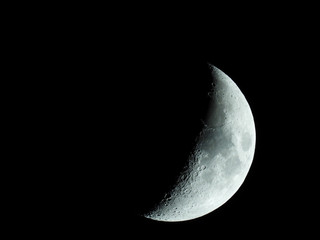 Naklejka premium a very sharp close-up of the rising crescent moon in the night sky