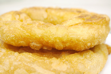 Frittierte Blätterteig Gebäck aus dem Osten. Nahaufnamme.