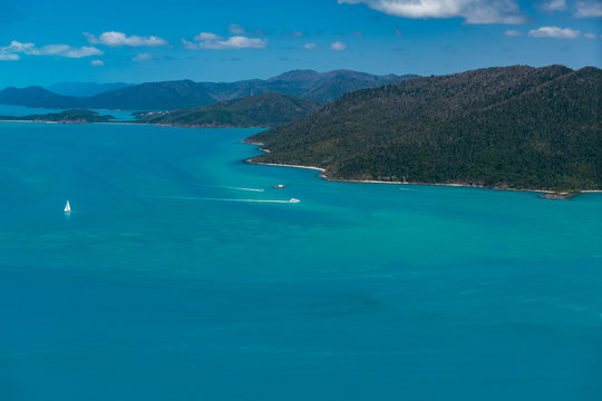 Luftaufnahme beim Helikopter-Rundflug über Whitsunday Island in Australien