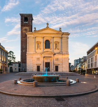 Fototapeta Historic center of an Italian city. Gallarate town and Piazza della Libertà (square della Libertà) at dawn with the Basilica of Santa Maria Assunta, northern Italy
