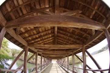 屋根付きの木造りの橋の内部