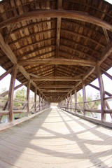 Obraz na płótnie Canvas 屋根付きの木造りの橋の内部