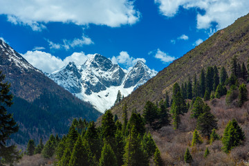 Fototapeta na wymiar Beautiful landscape snow mountain view of Dagu Glacier National park ,Chengdu, China