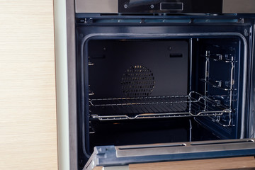 Obraz premium woman openung ovens and take pizza with tomatoes, olives, mushrooms and cheese sausage