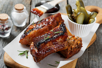 Pork ribs grilled with bbq sauce and caramelized in honey.