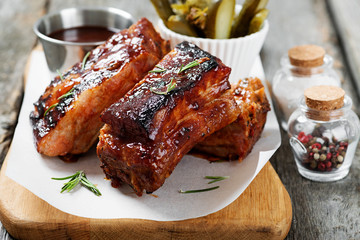 Pork ribs grilled with bbq sauce and caramelized in honey.