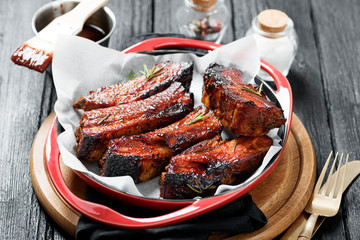 Pork ribs grilled with bbq sauce and caramelized in honey.