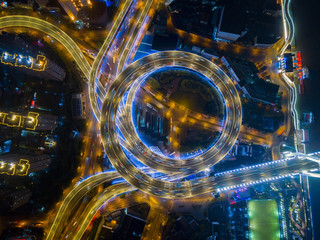 Luftaufnahme der Nanpu-Brücke, Innenstadt von Shanghai, China. Finanzviertel und Geschäftszentren in Smart City in Asien. Draufsicht auf Wolkenkratzer und Hochhäuser bei Nacht.