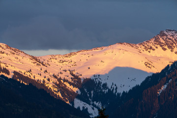 Vom Sonnenuntergang beleuchtetes Gebirge