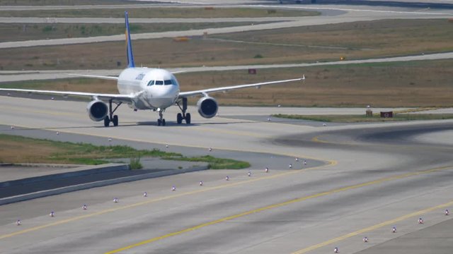 Lufthansa Airbus 320 taxiing