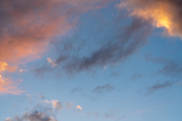 Naklejka na ściany i meble Wolkenformation bei Sonnenuntergang