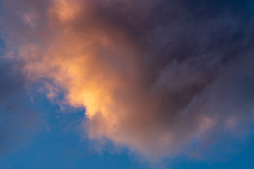 Fototapeta na wymiar Wolkenformation bei Sonnenuntergang