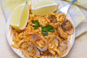 Fideua with clams and lemon