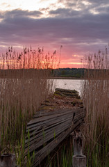 Zerfallener Holzsteg hochformat