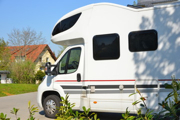 Reisefertiger Camper in einer Siedlung