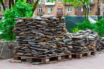 Pallet facing stone for the construction of fences and sidewalks. Stone fragments for interior and exterior decoration. Natural stone for the construction of parks, fences and sidewalks.