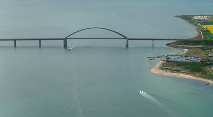 Luftbildaufnahme von der Ostseeinsel Fehmarn mit Fehmarnsundbrücke