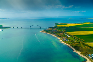 Luftbildaufnahme von der Ostseeinsel Fehmarn mit Fehmarnsundbrücke - obrazy, fototapety, plakaty