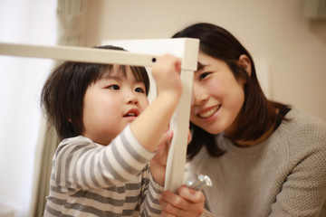 テーブルを組み立てる親子