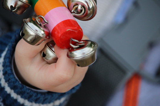 b&eacute;b&eacute; qui joue avec un grelot