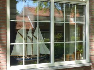 Modellschiff in Fenster