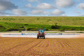 Obraz premium agriculteur mettant un traitement chimique dans les champs
