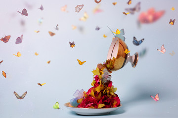 Obraz na płótnie Canvas Tazzina con fiori e farfalle