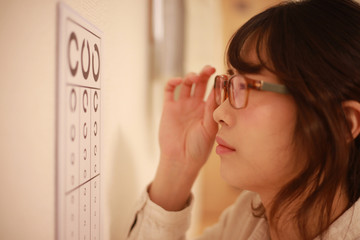 視力検査する女性