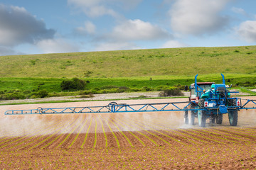 agriculteur mettant un traitement chimique dans les champs