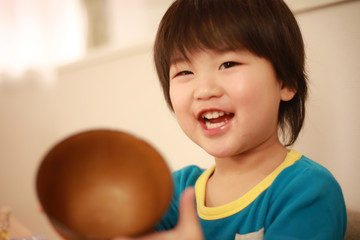 食事する男の子