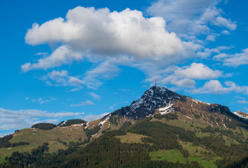Kitzb&uuml;hler Horn mit Schneeresten im Fr&uuml;hjahr Panorama