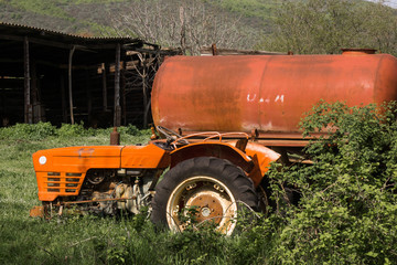 rusty oldtimer traktor wreck