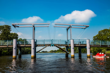 Fototapeta na wymiar Klappbrücke Blaue Brücke über die Treene in Friedrichstadt 