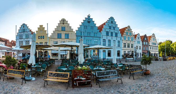 Nordische H&auml;user und Fassaden am Marktplatz in Friedrichstadt