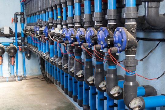 tuber&iacute;as, v&aacute;lvulas, electrov&aacute;lvulas y man&oacute;metros en una instalaci&oacute;n de riego