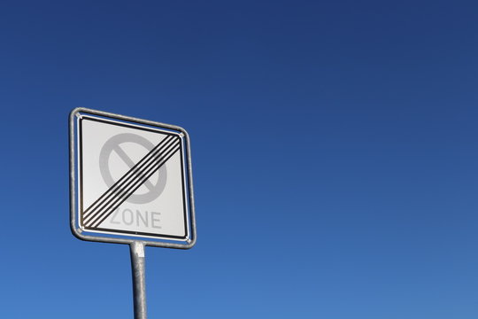 Stra&szlig;enschild - Ende der Halteverbotszone