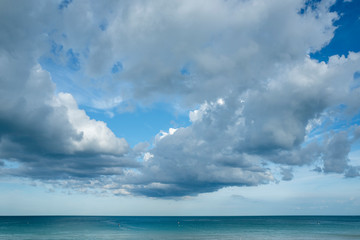 Fototapeta na wymiar Wolken am Horizont auf Trauminsel