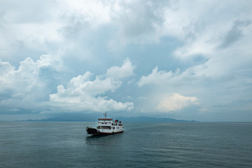 Obraz premium Fährschiff vor Koh Samui bei Gewitter
