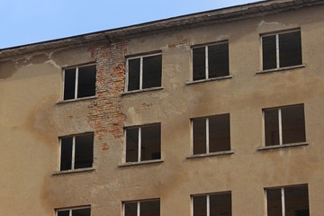 Haus Ruine mit Fenstern Beton & Klinker Fassade