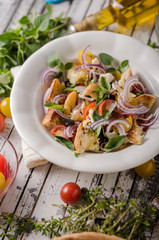 Panzanella salad with crispy croutons