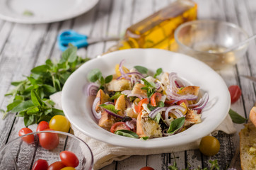 Panzanella salad with crispy croutons