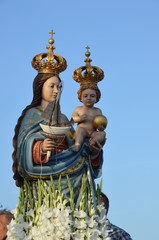 Obraz na płótnie Canvas A statue of Virgin mary with jesus