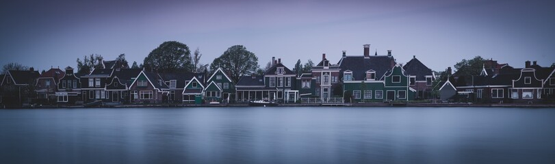 Stadtpanorama mit Wasser