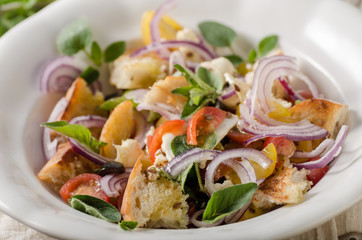 Panzanella salad with crispy croutons