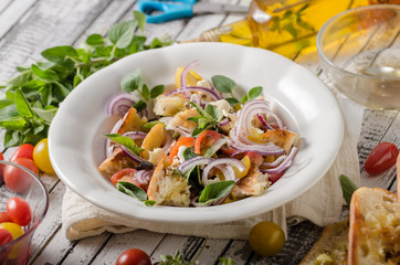 Panzanella salad with crispy croutons