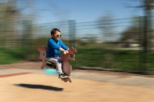 Petit gar&ccedil;on sur machine volante en forme de poule d'aire de jeu, modification d'image